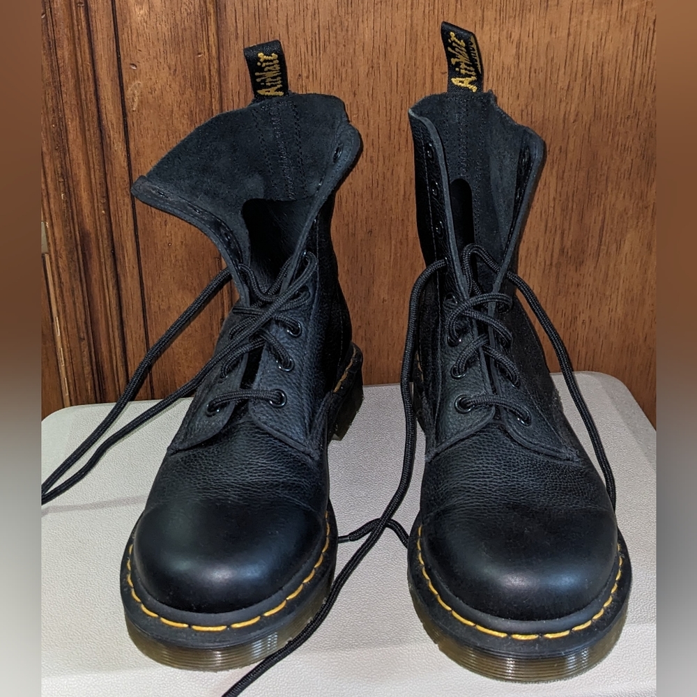 Dr. Martens 1460 Women's Pascal Virginia Boot LIKE NEW